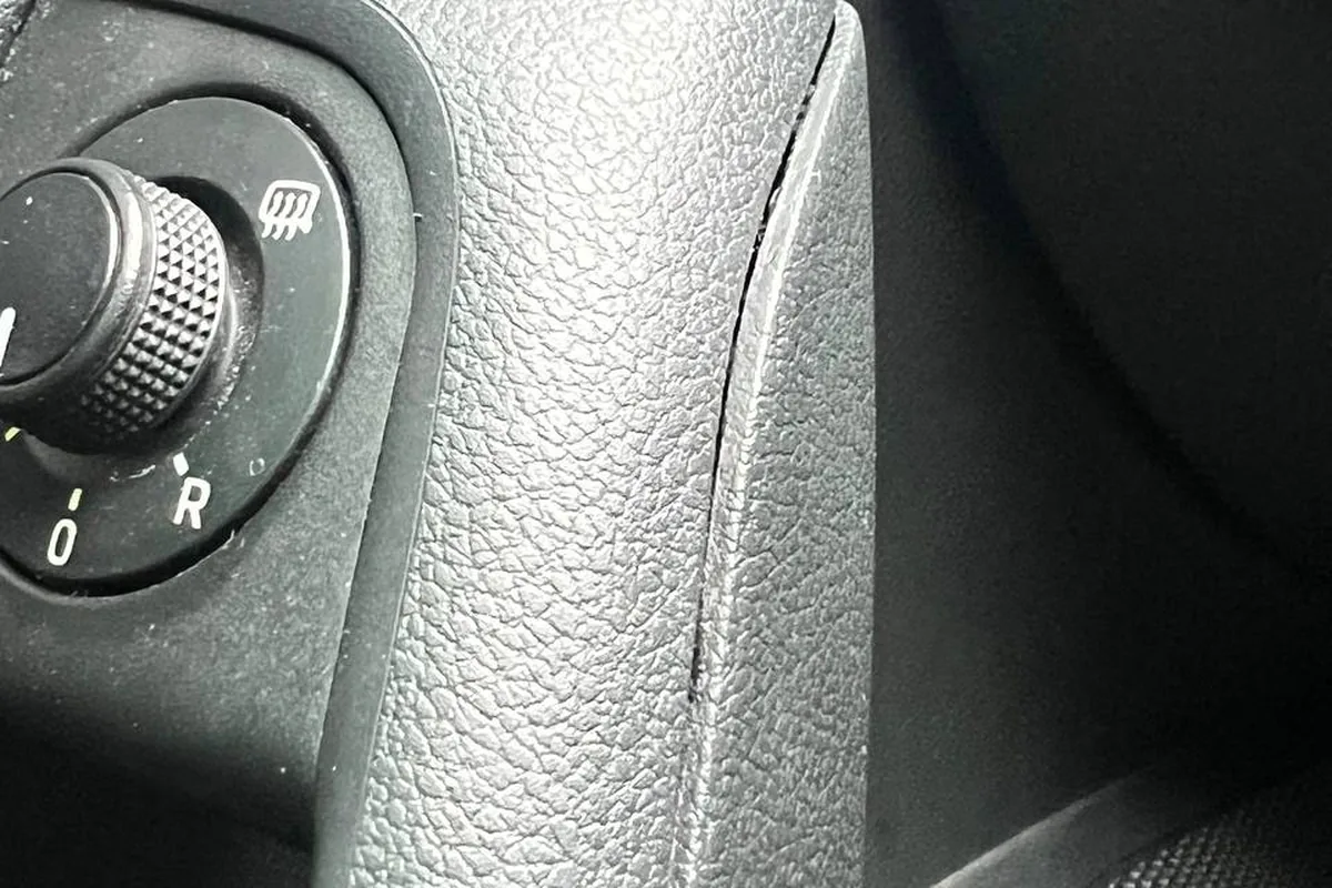 Отходящая обивка двери у ручки Skoda Octavia A7