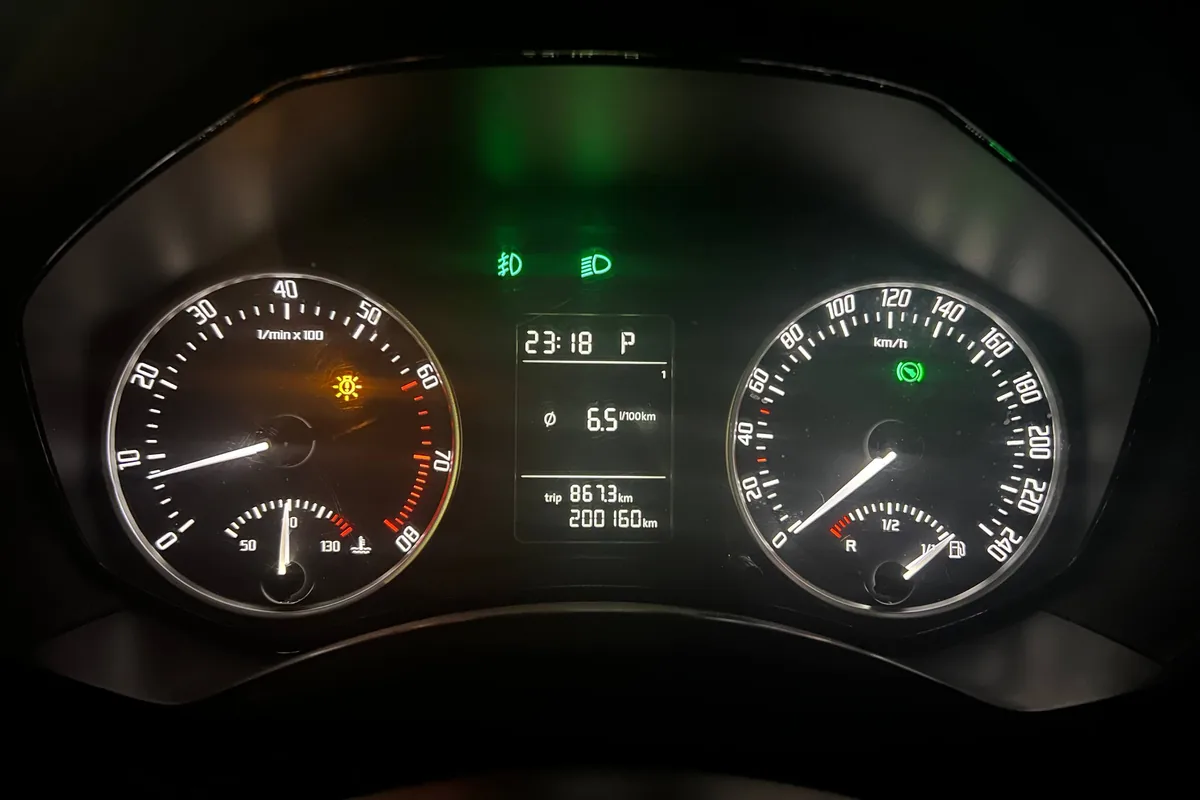 Приборная панель Skoda Octavia A5 с пробегом 200 160 км и расходом 6,5 л