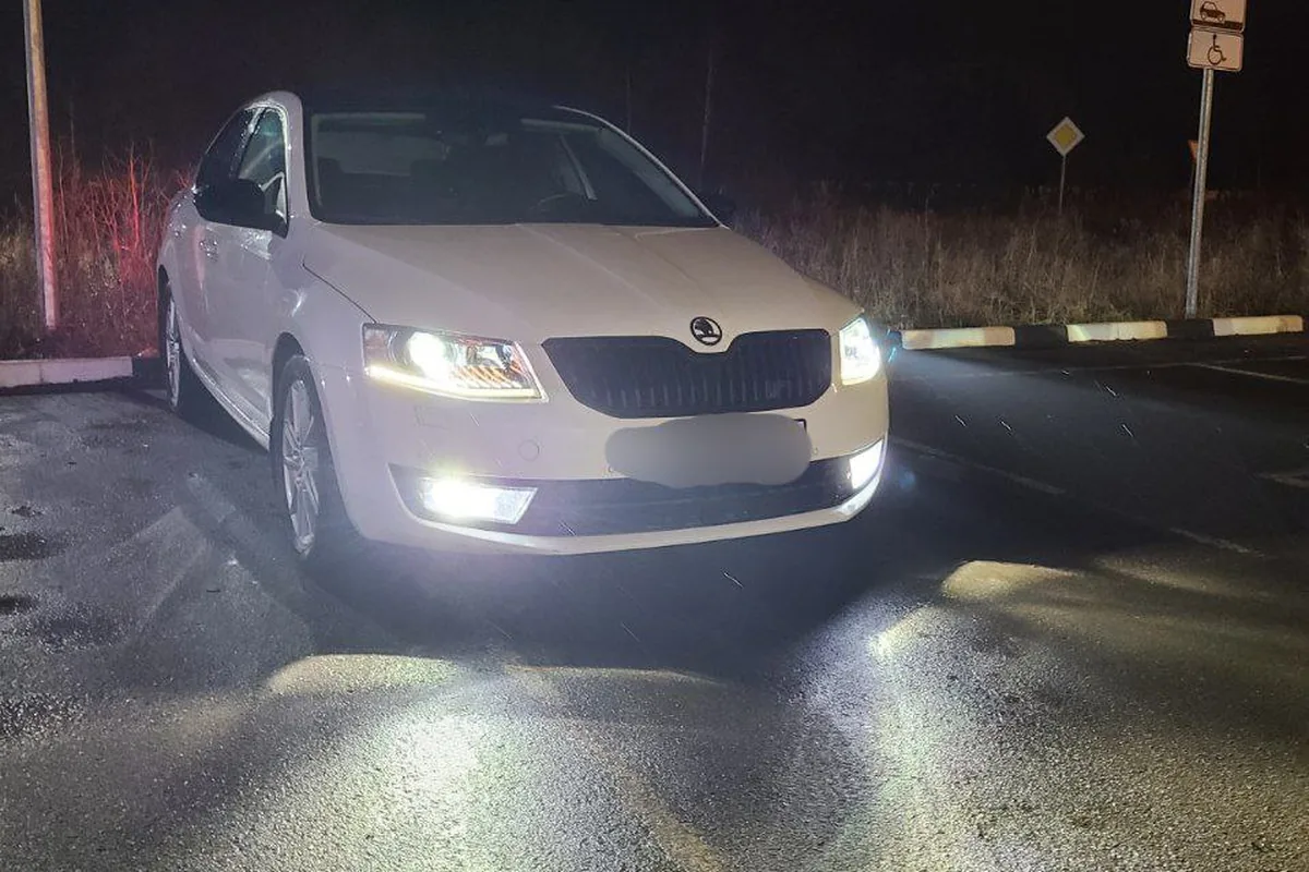 Skoda Octavia A7 ночью с би-LED фарами
