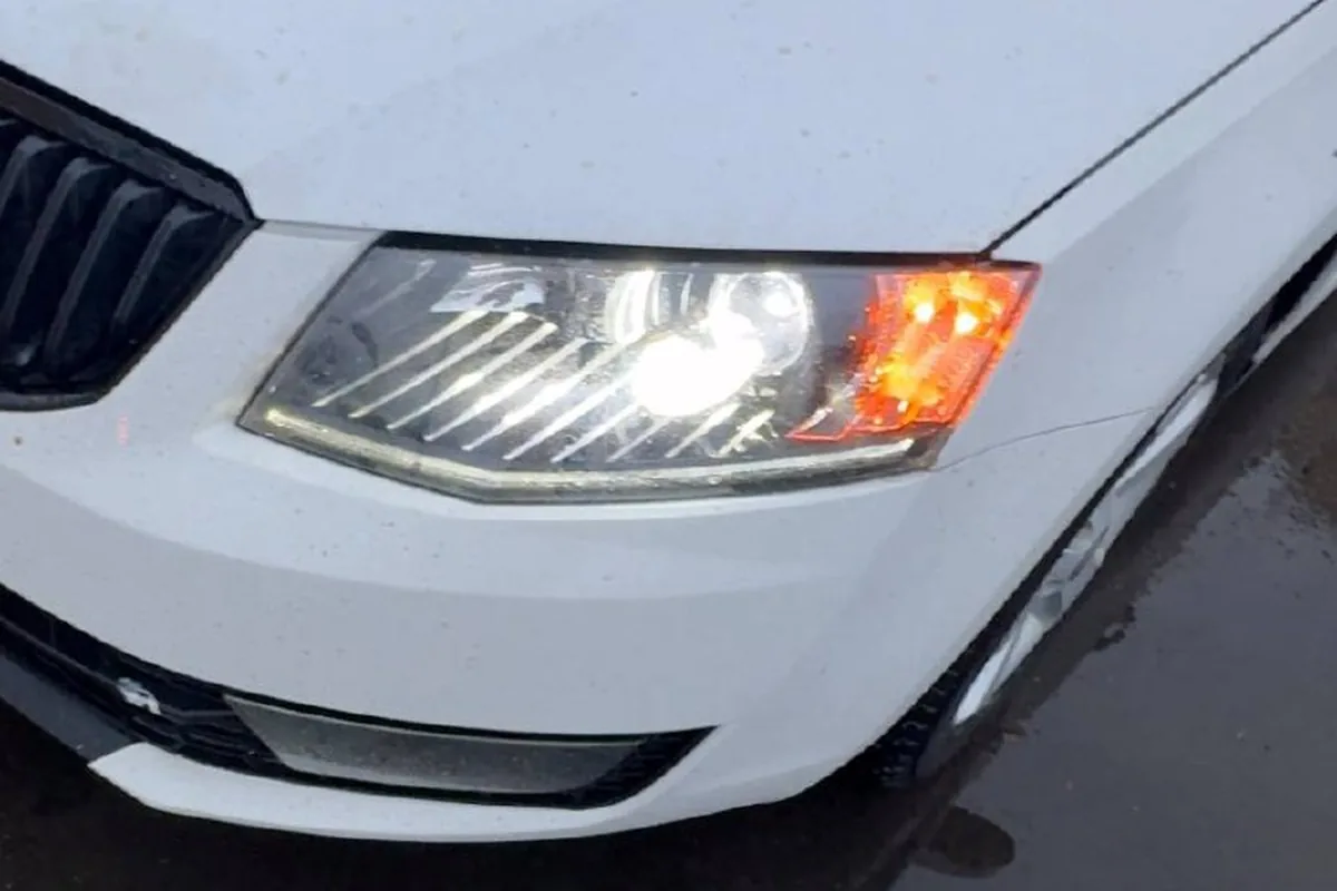 Фара Skoda Octavia A7 с горящими ДХО и поворотником