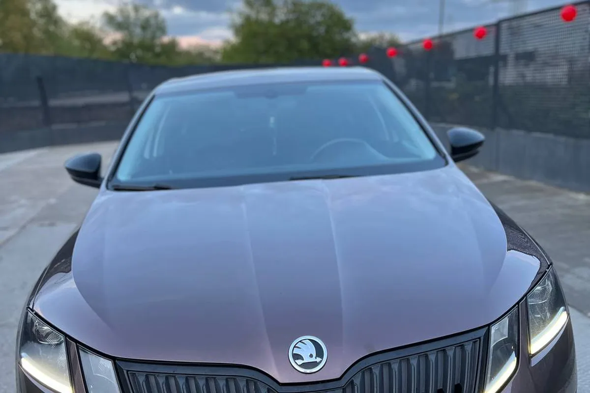 Skoda Octavia A7 с фарами, которые потеют после мойки