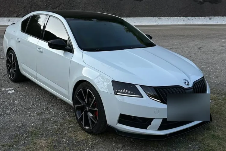 Белая Skoda Octavia A7 1.6 с автоматом 2018 года