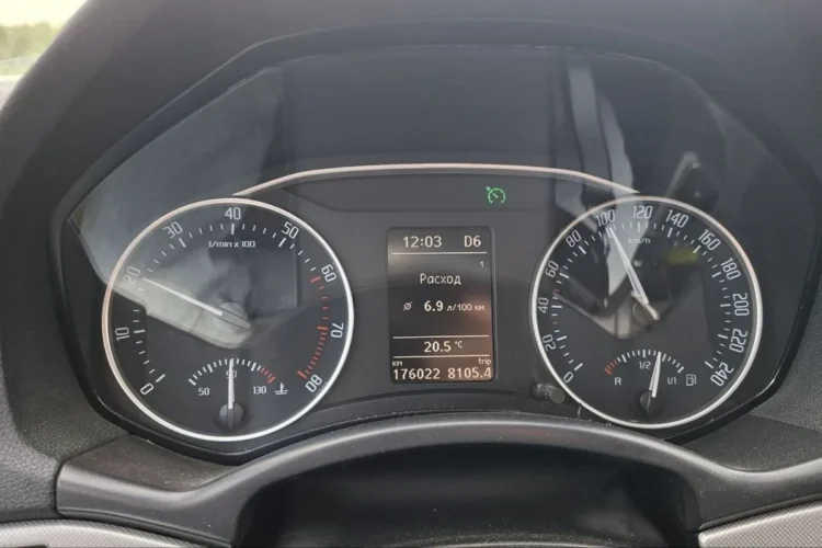 Средний расход 6,9 л/100 км на приборке Octavia A5 1.8 с автоматом