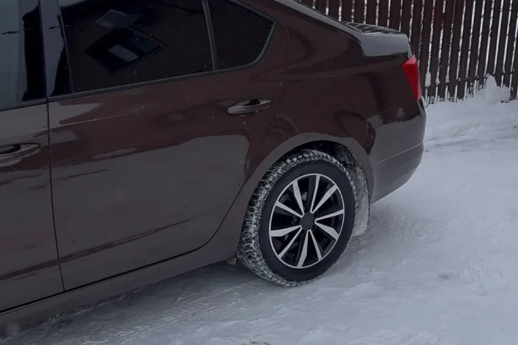 Skoda Octavia A7 на зимних колёсах R16 с шипами