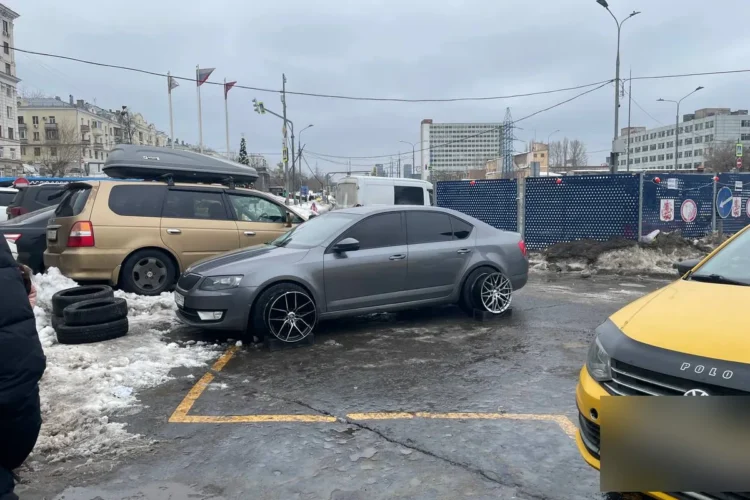 Заниженная Skoda Octavia A7 на дисках R17 с шинами 225/50
