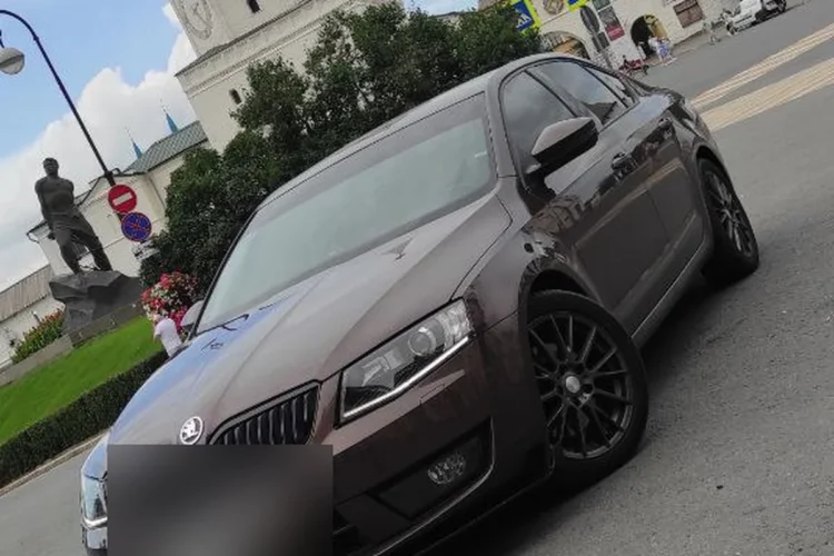 Skoda Octavia A7 на дисках R17 с шинами 225/45 и проставками