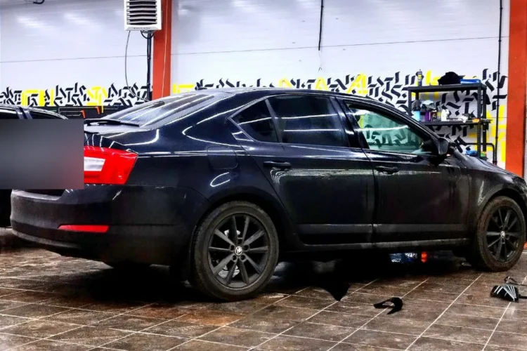 Skoda Octavia A7 на заводских дисках R17 с подвеской плохих дорог