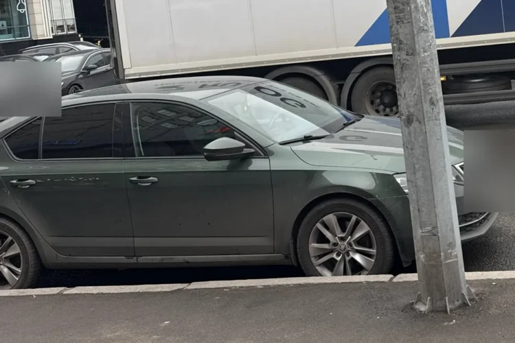 Skoda Octavia A7 в профиль на дисках R17 с шинами 225/50