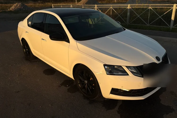 Белая Skoda Octavia A7 с чёрной крышей на дисках R17