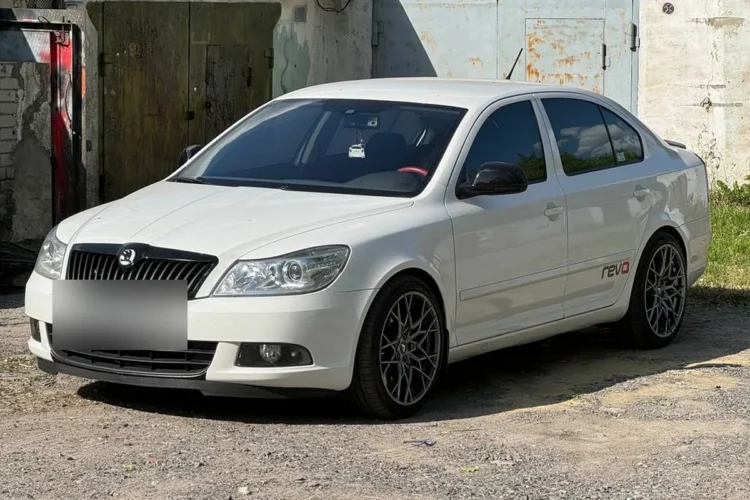 Skoda Octavia A5 на дисках 8J R18 ET35 с шинами 225/40