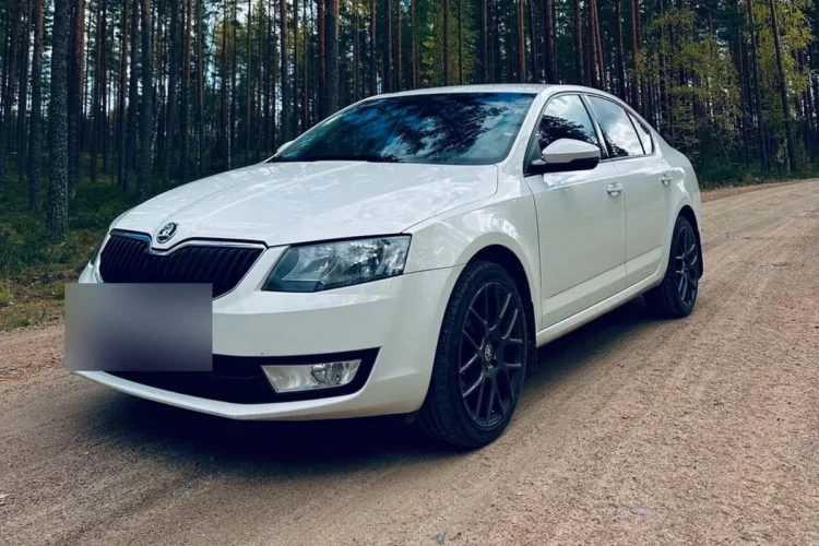 Белая Skoda Octavia A7 на чёрных дисках R18