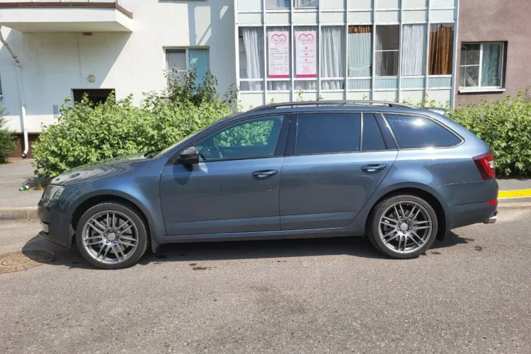 Skoda Octavia A7 Combi в профиль на дисках R18