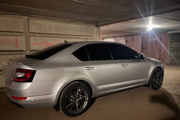 Серебристая Skoda Octavia A7 на дисках R18 с шинами 235/45
