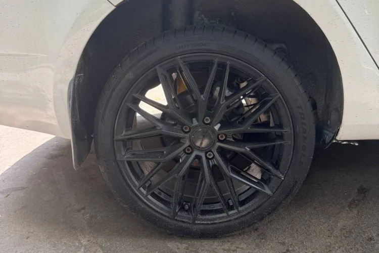 Чёрный диск R18 в задней арке белой Skoda Octavia A7