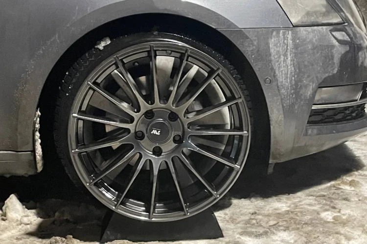 Многоспицевый диск R18 на серой Skoda Octavia A7
