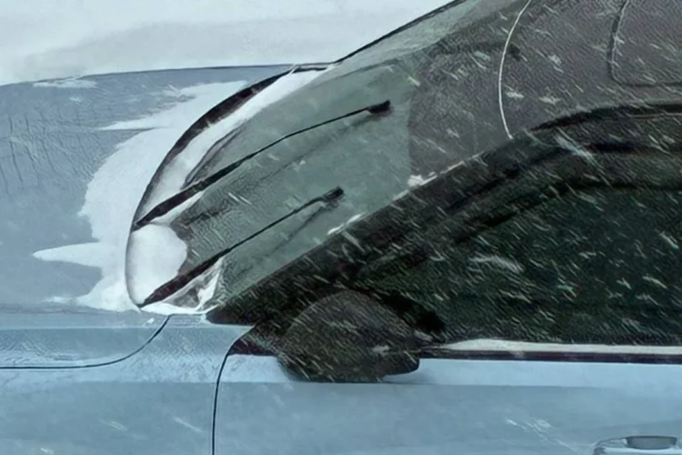 Поднятые дворники Skoda Octavia A7 в снегопад
