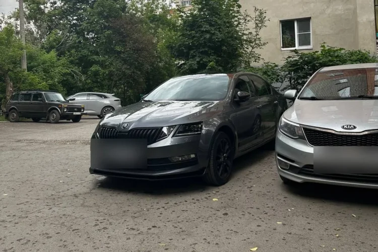 Тёмно-серая Skoda Octavia A7 на чёрных дисках