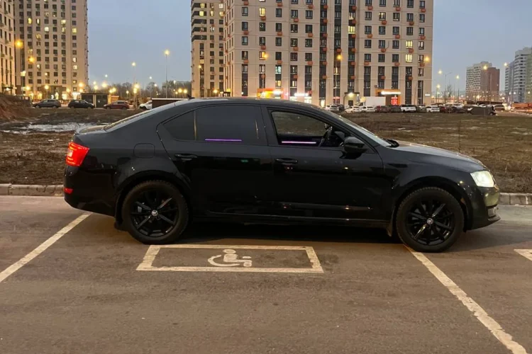 Чёрная Skoda Octavia A7 в профиль на тёмных дисках