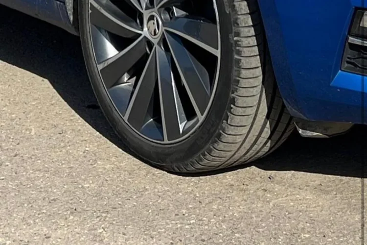 Двухцветный диск Skoda в арке синей Skoda Octavia A7