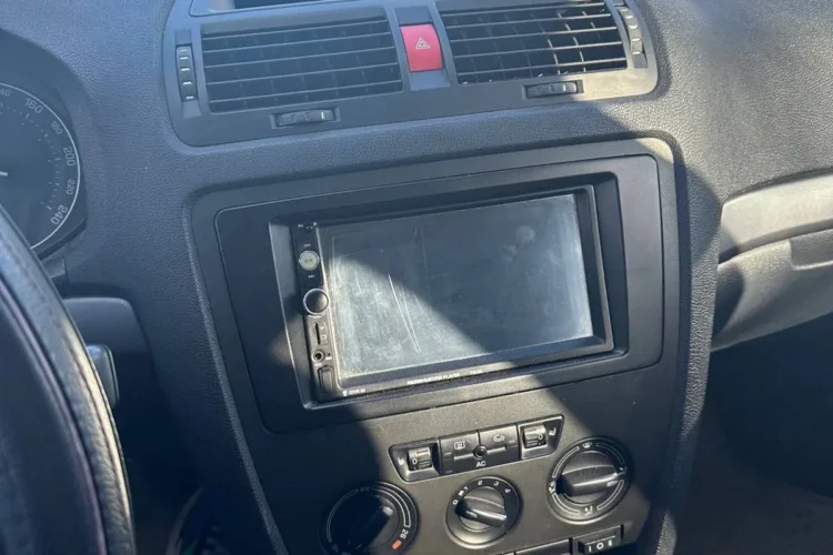 Нештатная 2DIN-магнитола в Skoda Octavia A5 2008 года