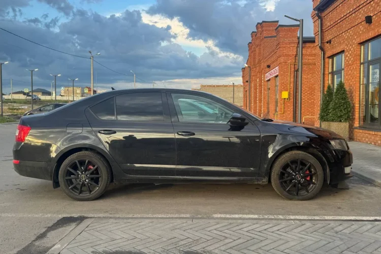 Чёрная Skoda Octavia A7 сразу после установки пружин -30
