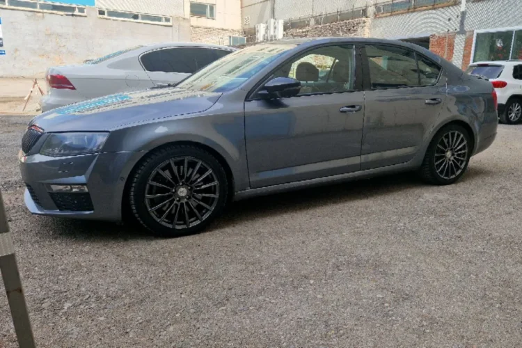 Серая полноприводная Skoda Octavia A7 с многорычажкой