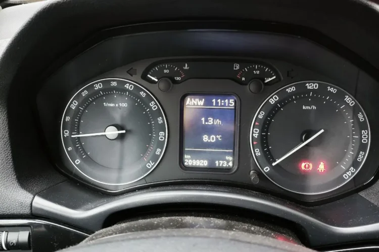 Приборная панель Skoda Octavia A5 с дисплеем Maxi DOT
