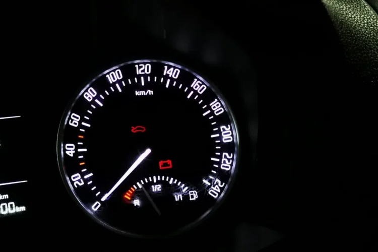 Тускло горящие контрольные лампы на приборке Skoda Octavia A5