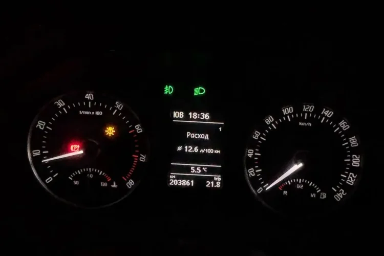 Средний расход 12,6 л/100 км на приборке Skoda Octavia A5