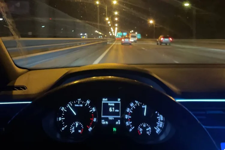 Расход 6,1 л/100 км на приборке Skoda Octavia A7 ночью
