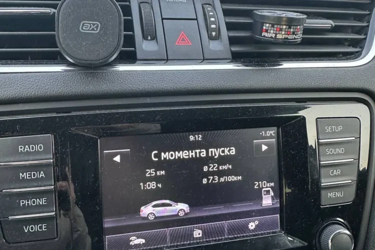 Расход 7,3 л/100 км и запас хода на экране Skoda Octavia A7