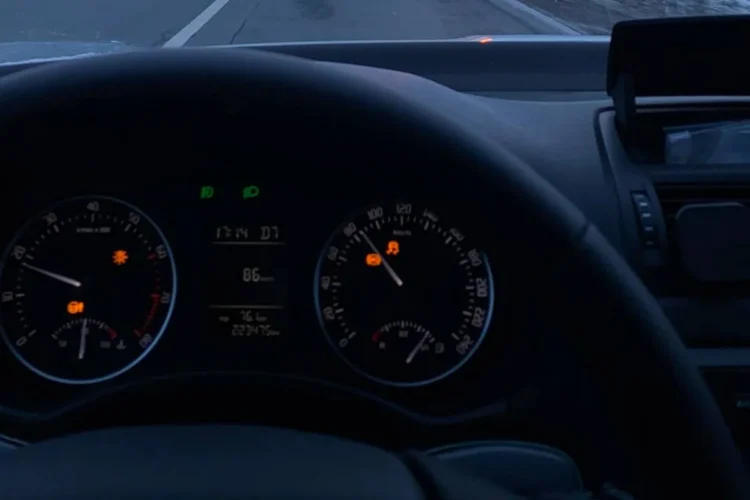 Горящие ABS и ESP на приборке Skoda Octavia A5 на трассе