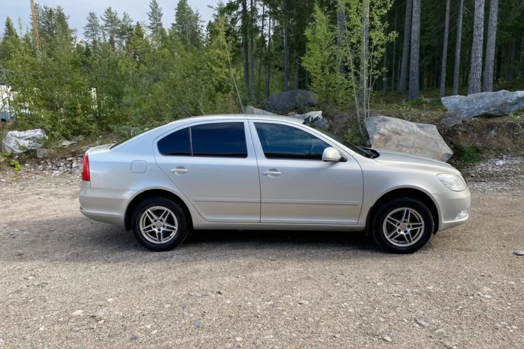 Серебристая Skoda Octavia A5 в профиль на литых дисках