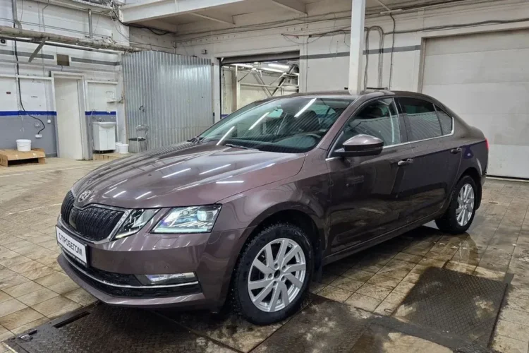 Skoda Octavia A7 после рестайлинга на штатных литых дисках