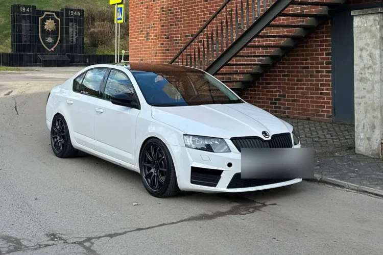 Белая Skoda Octavia A7 в RS-обвесе на чёрных дисках