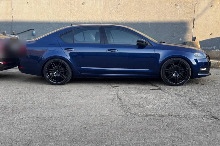 Синяя Skoda Octavia A7 сбоку на чёрных дисках
