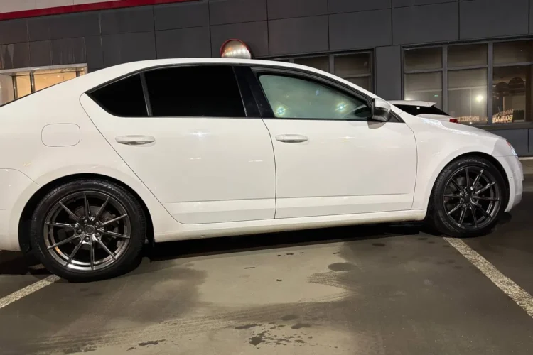 Белая Skoda Octavia A7 на заниженной подвеске