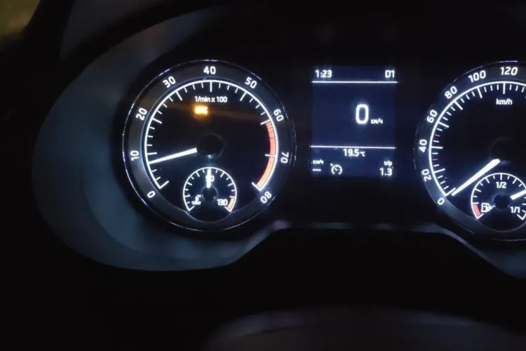 Лампа EPC на приборке Skoda Octavia A7 после замены маслоотделителя