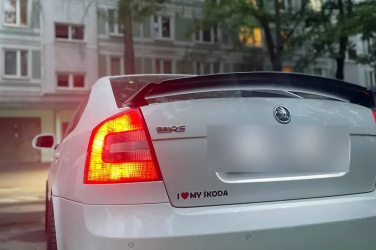 Белая Skoda Octavia A5 RS с чёрными зеркалами и крышей