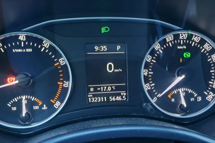Приборная панель Skoda Octavia A5 показывает −17 °C