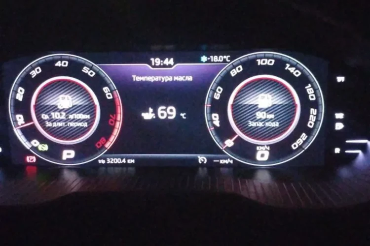 Цифровая приборка Skoda Octavia A7 показывает температуру масла 69 °C