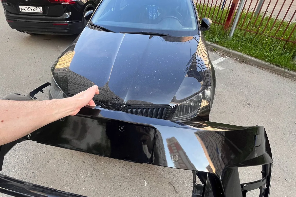 Новый передний бампер Skoda Octavia A7 перед установкой
