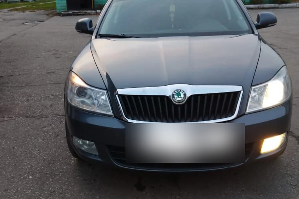 Skoda Octavia A5 спереди с неработающими поворотниками