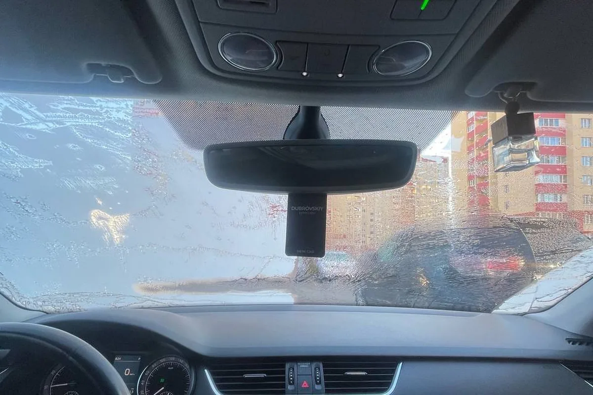 Лобовое стекло с подогревом в салоне Skoda Octavia A7