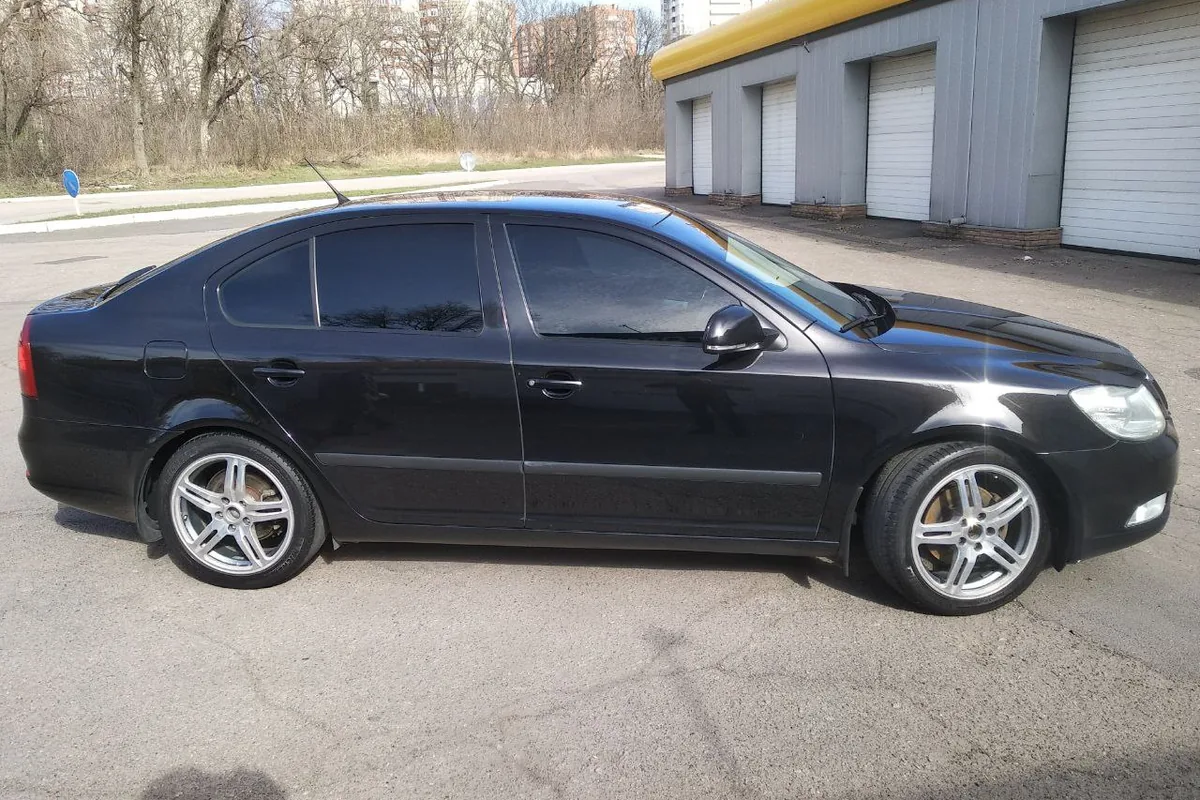 Чёрная Skoda Octavia A5 лифтбек, вид сбоку