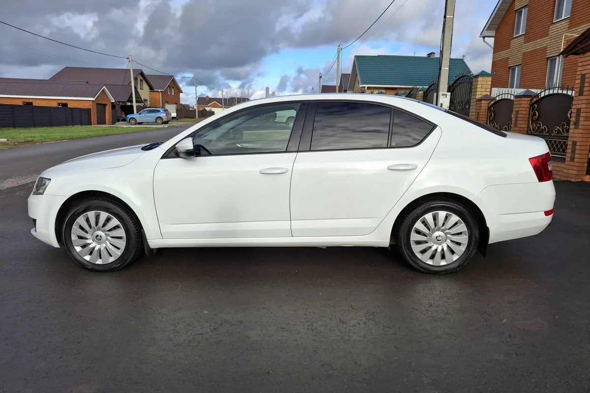 Белая Skoda Octavia A7 дорестайлинг, вид сбоку