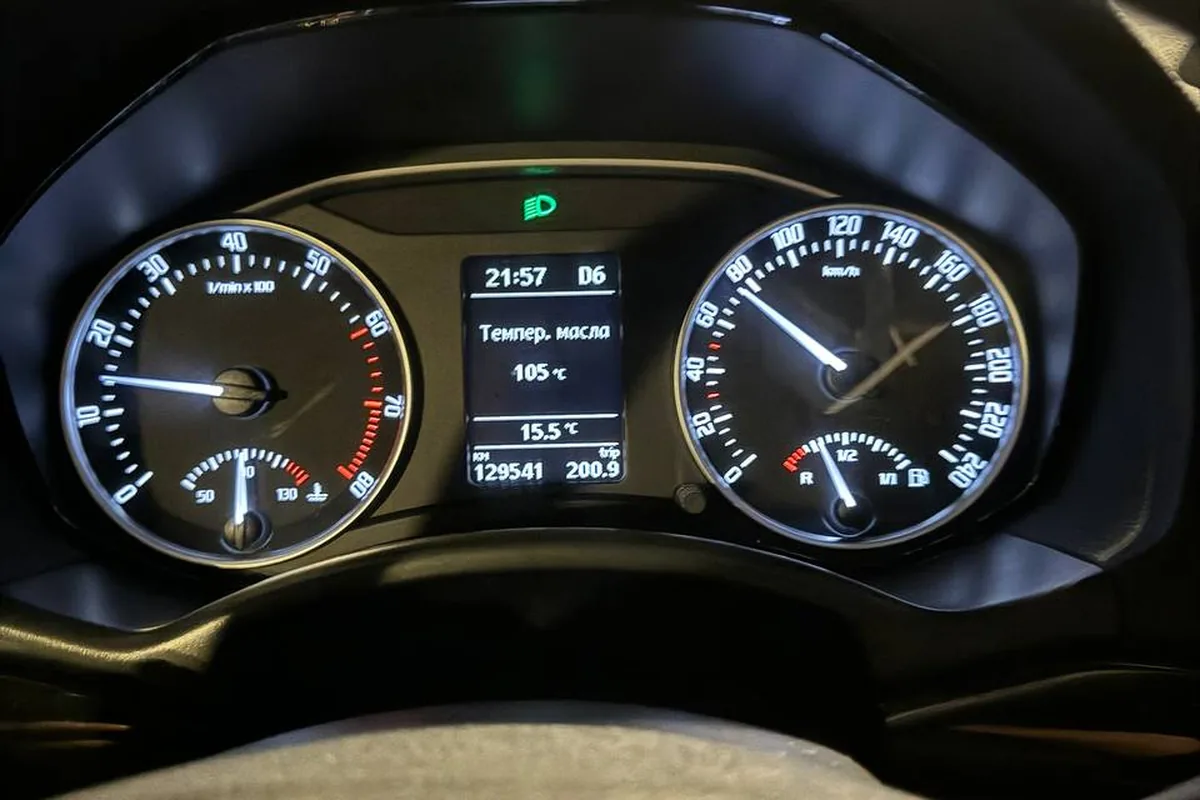 Приборка Skoda Octavia A5: температура масла 105 °C