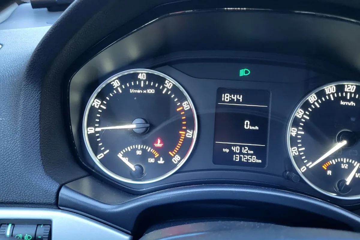 Лампа уровня антифриза на приборке Skoda Octavia A5 после замены помпы