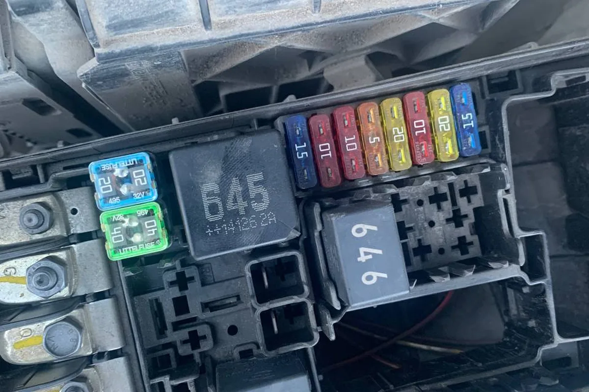 Блок предохранителей и реле 645 и 646 под капотом Skoda Octavia A7