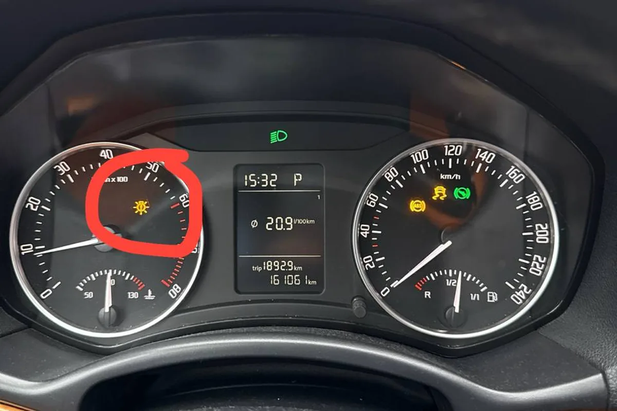 Значок неисправности лампы на приборке Skoda Octavia A5